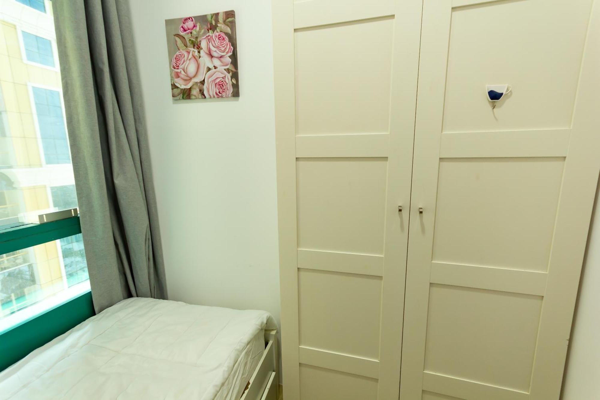 Nice Single Rooms For "Girls" Only In Dubai, Marina 외부 사진