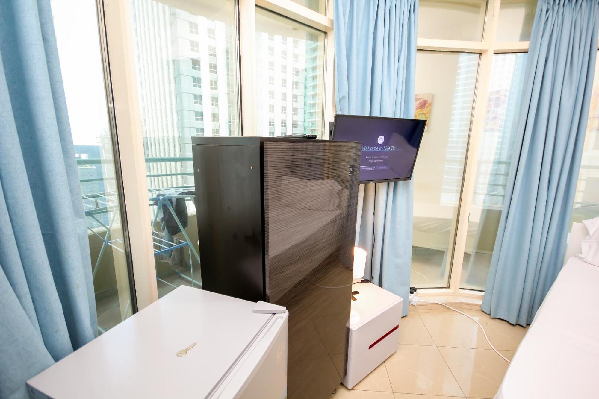 Nice Single Rooms For "Girls" Only In Dubai, Marina 외부 사진