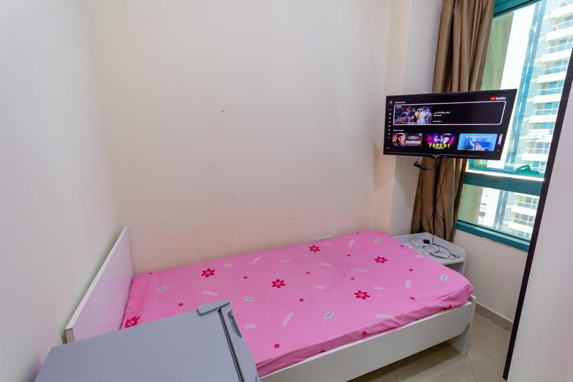 Nice Single Rooms For "Girls" Only In Dubai, Marina 외부 사진