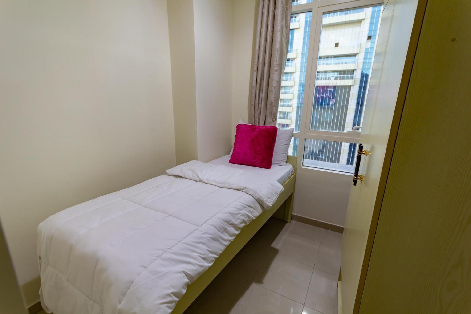 Nice Single Rooms For "Girls" Only In Dubai, Marina 외부 사진