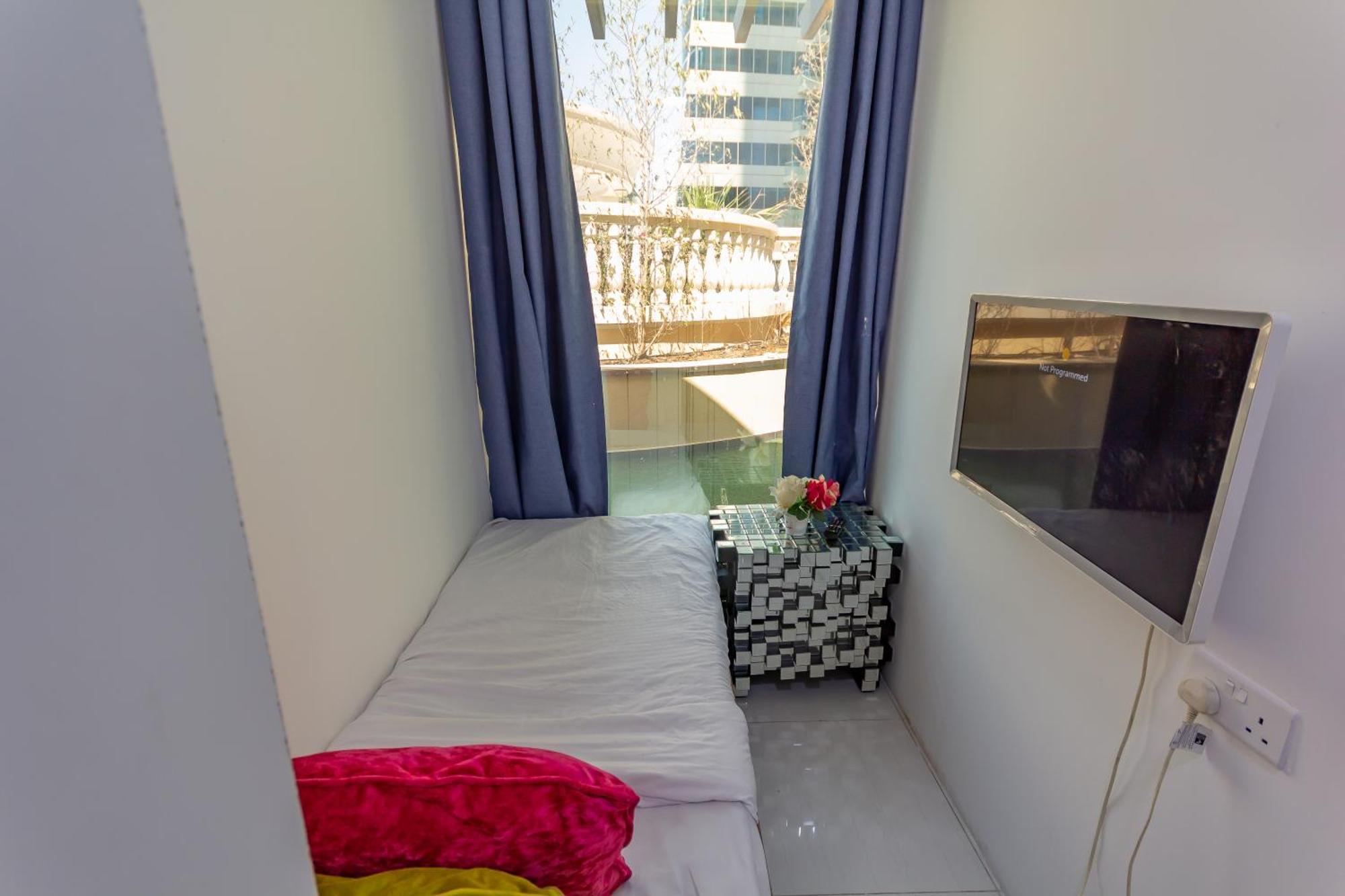 Nice Single Rooms For "Girls" Only In Dubai, Marina 외부 사진