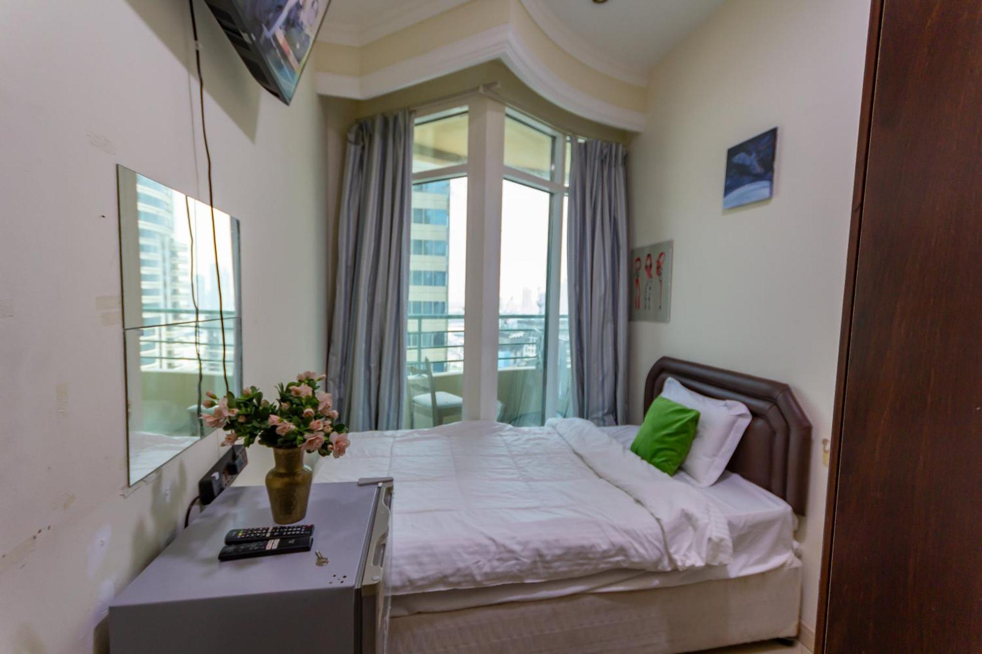 Nice Single Rooms For "Girls" Only In Dubai, Marina 외부 사진