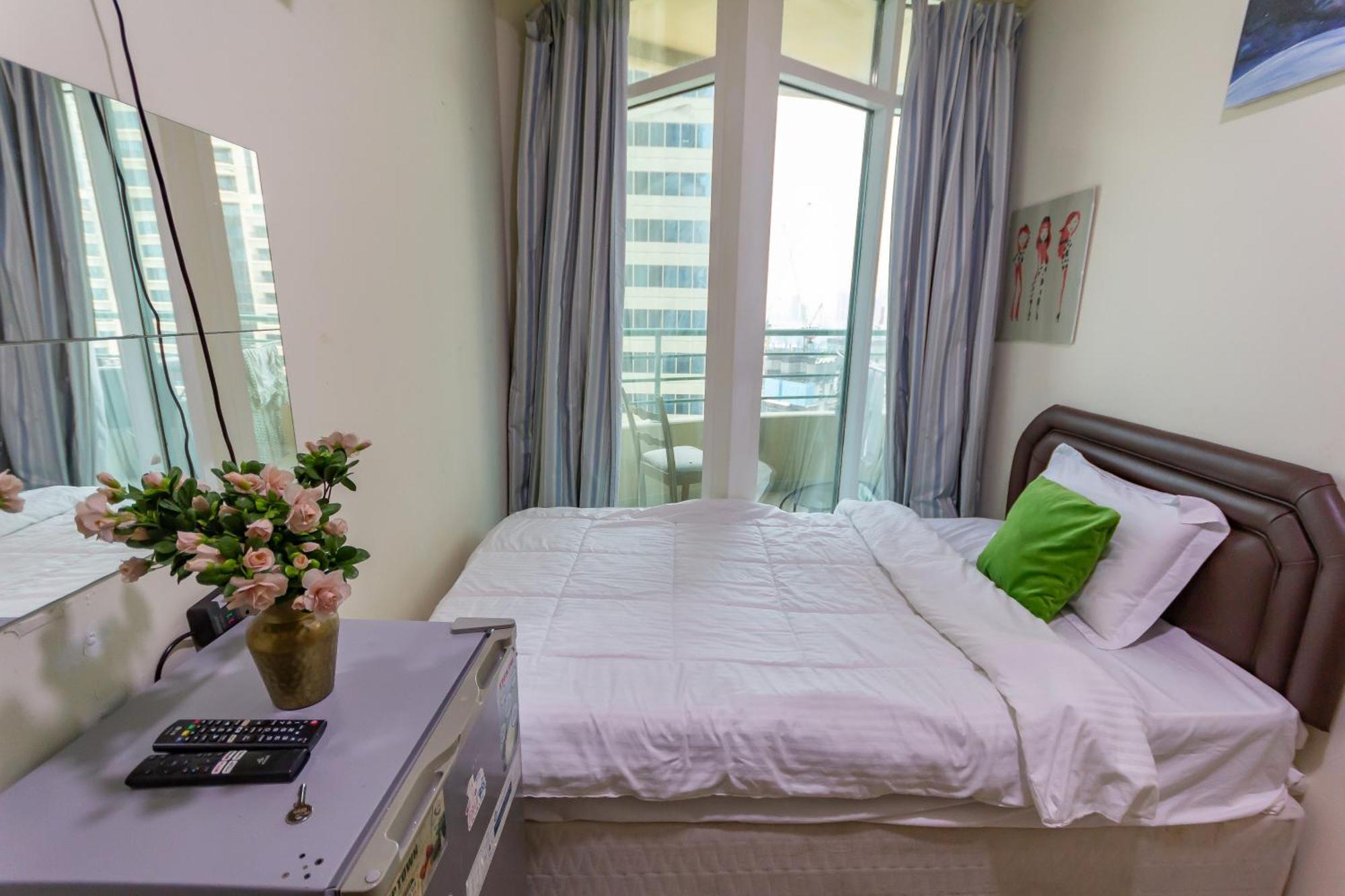 Nice Single Rooms For "Girls" Only In Dubai, Marina 외부 사진